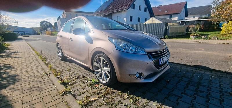 Andere farben Gebraucht 2012 Peugeot 208 Kleinwagen | 4.900 € (Guter Preis) - Bild 1/4
