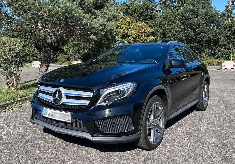 Schwarz Gebraucht 2015 Mercedes GLA200 AMG line SUV | 19.400 € (Fairer Preis) - Bild 1/4