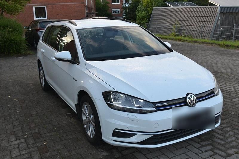 Weiß Gebraucht 2019 VW Golf VII Comfortline Kombi | 12.600 € (Guter Preis) - Bild 1/4