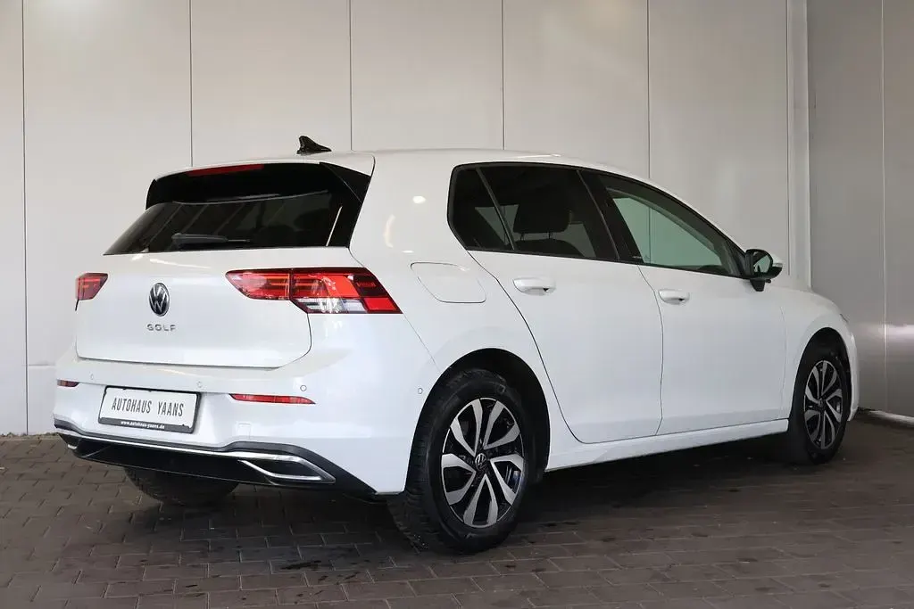 Second-hand VW Golf VIII Active 150 CP (110 kW) 2023 Alb Berlinǎ