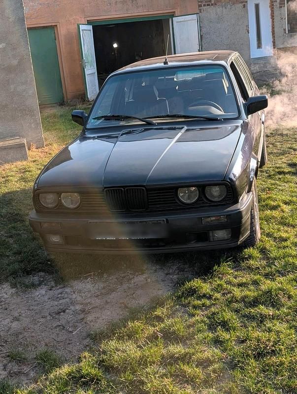 Schwarz Gebraucht 1991 BMW 325 Kombi | 8.500 € - Bild 1/4