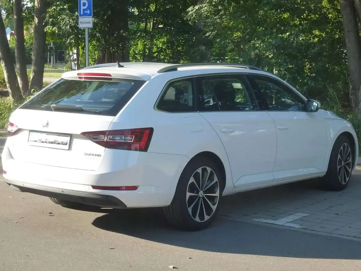 Gebraucht Skoda Superb Style 150 PS (110 kW) 2017 Weiß Kombi