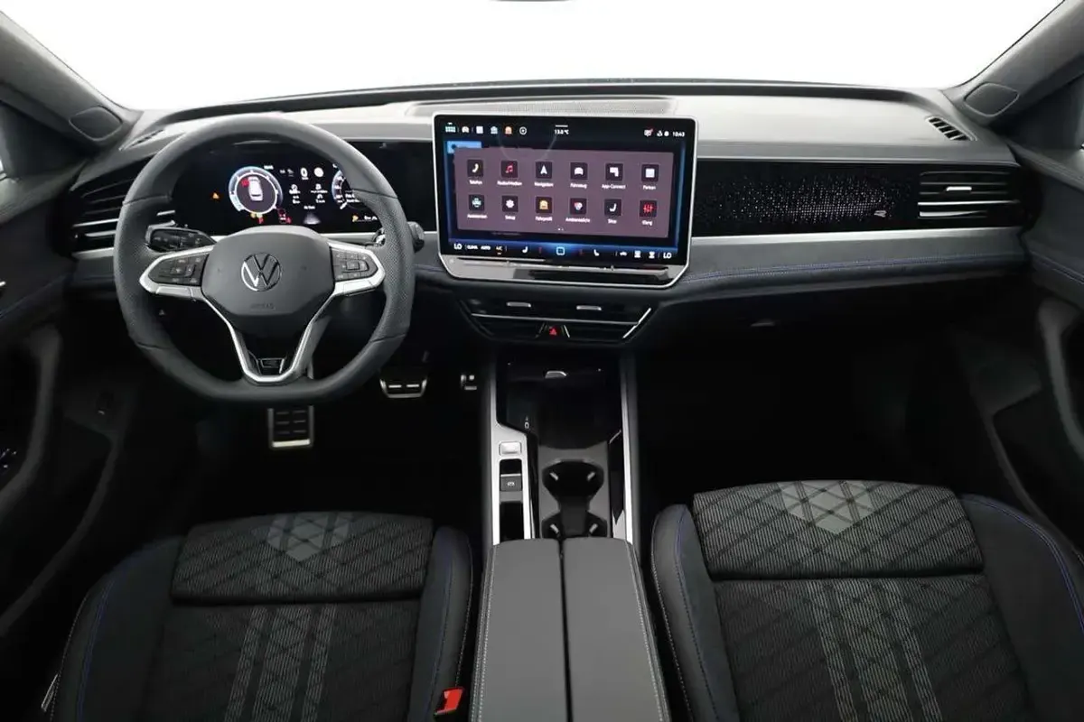 Neu VW Passat R-line 193 PS (141 kW) 2026 Grenadilla black meta... Kombi
