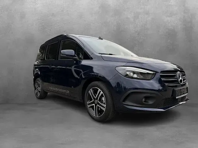 Gebraucht Mercedes T180 Progressive 116 PS (85 kW) 2026 Cavansitblau Van / Kleinbus