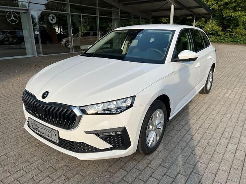 Weiß Gebraucht 2024 Skoda Scala Drive Kleinwagen | 19.990 € (Guter Preis) - Bild 1/4