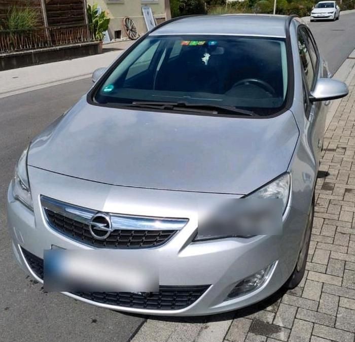 Silber Gebraucht 2011 Opel Astra Design Edition Kombi | 4.300 € (Fairer Preis) - Bild 1/4