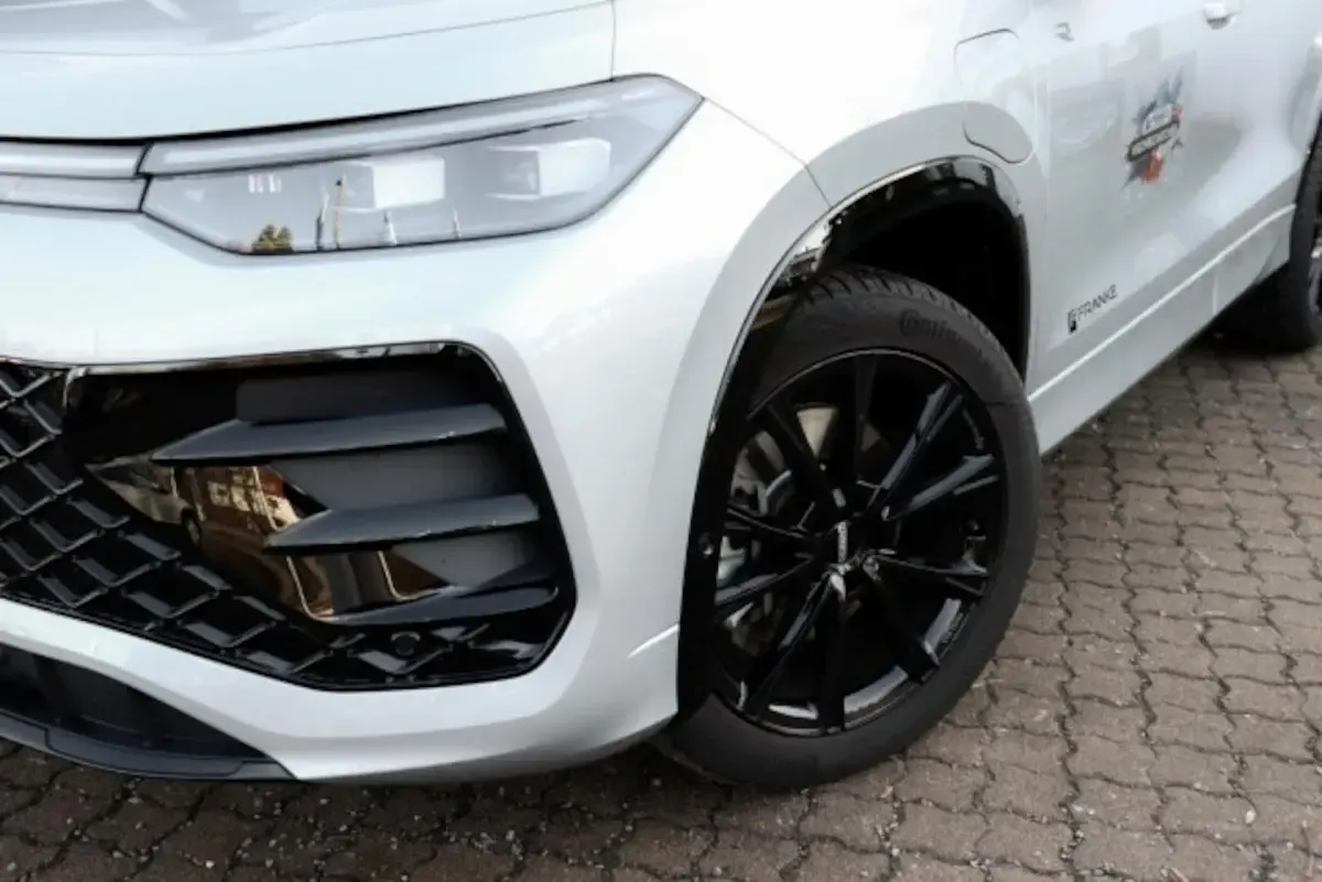 Gebraucht VW Tayron R-line 272 PS (200 kW) 2025 Oyster silver (silber) SUV