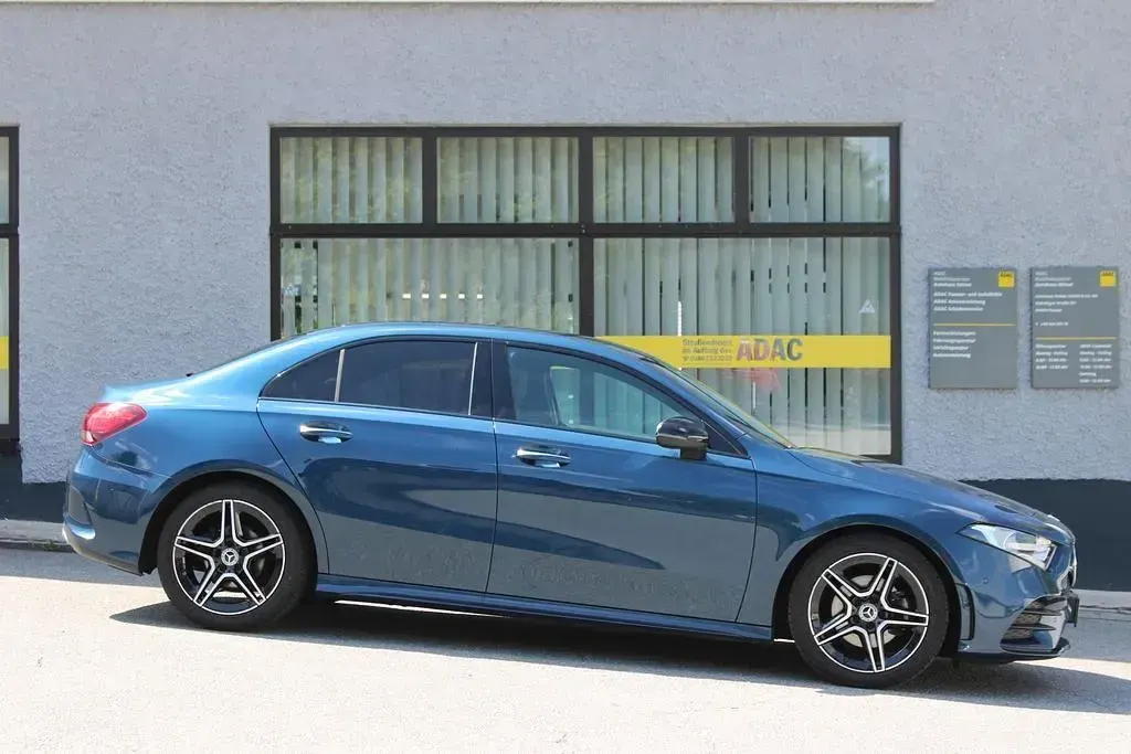 Gebraucht Mercedes A180 AMG 116 PS (85 kW) 2021 Blau Limousine