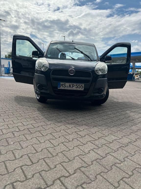 Schwarz Gebraucht 2010 Fiat Doblò Emotion Van / Kleinbus | 5.699 € (Fairer Preis) - Bild 1/4