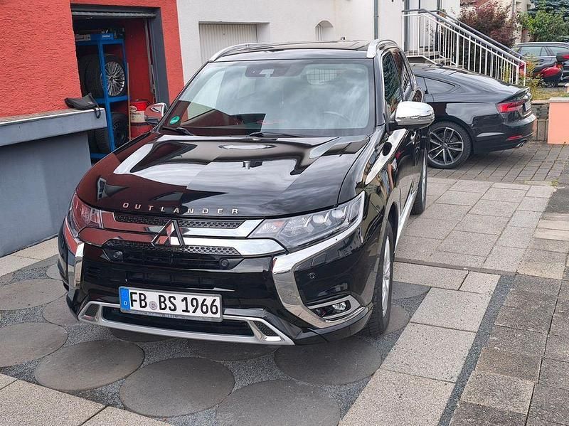 Schwarz Gebraucht 2019 Mitsubishi Outlander P-HEV SUV | 22.990 € (Fairer Preis) - Bild 1/4