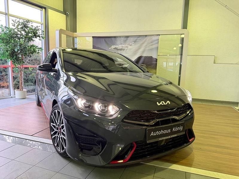 Grau Gebraucht 2023 Kia ProCeed GT GT Kleinwagen | 26.950 € (Guter Preis) - Bild 1/4