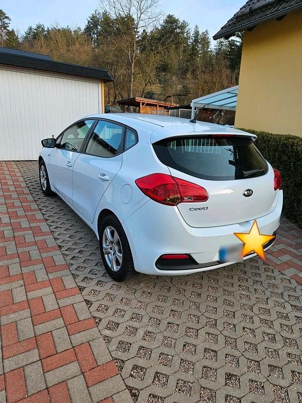Gebraucht Kia Ceed 99 PS (72 kW) 2015 Weiß Kleinwagen