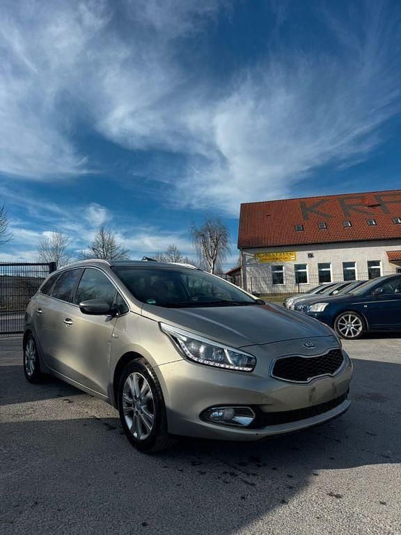Gebraucht Kia Ceed Sportswagon DREAM-TEAM Edition 135 PS (99 kW) 2013 Gold Kombi