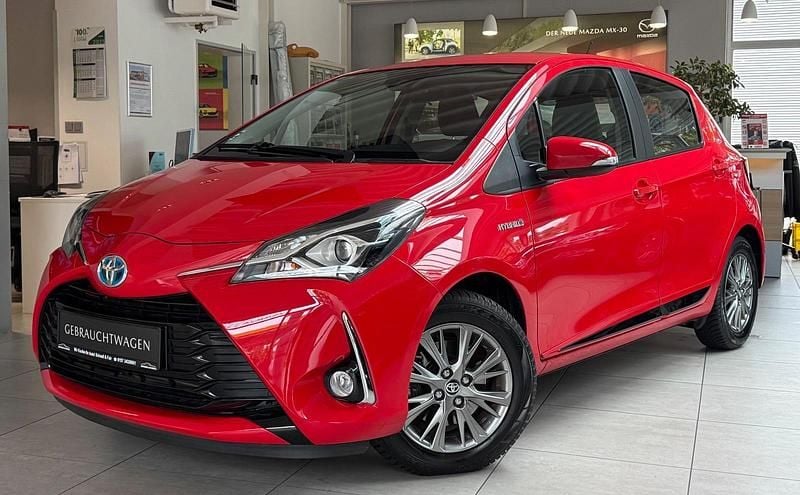 Rot Gebraucht 2018 Toyota Yaris Hybrid Comfort Kleinwagen | 14.990 € (Fairer Preis) - Bild 1/4