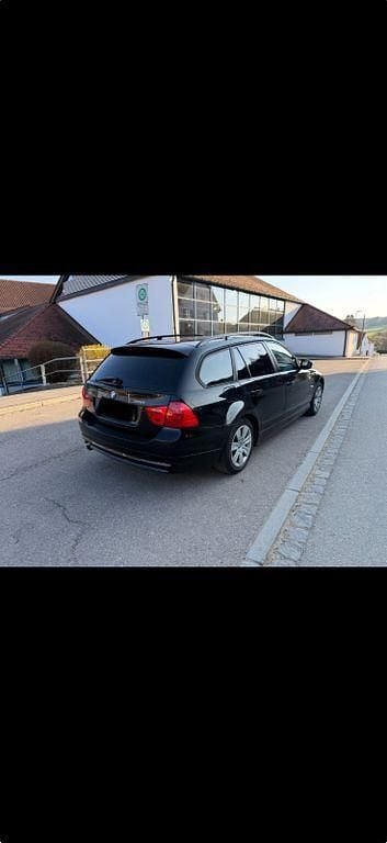 Gebraucht BMW 318 143 PS (105 kW) 2009 Schwarz Kombi