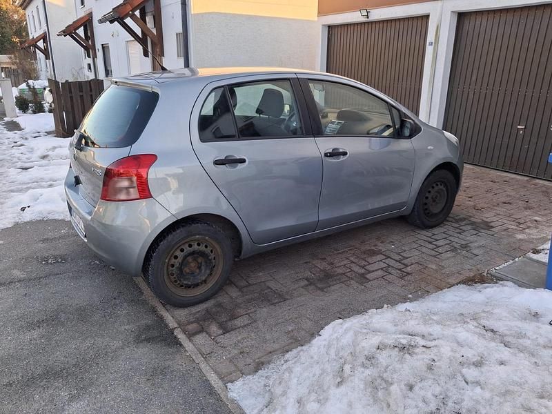 Grau Gebraucht 2007 Toyota Yaris Kleinwagen | 3.000 € (Guter Preis) - Bild 1/4