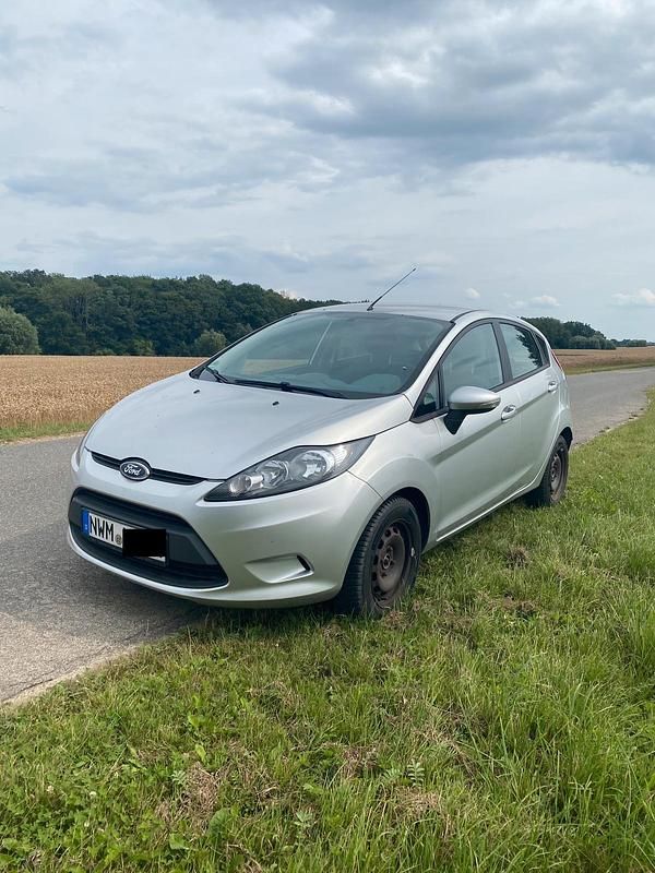 Silber Gebraucht 2011 Ford Fiesta Trend Kleinwagen | 2.800 € (Guter Preis) - Bild 1/4