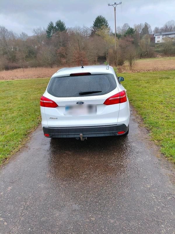 Gebraucht Ford Focus 105 PS (77 kW) 2015 Weiß Kombi