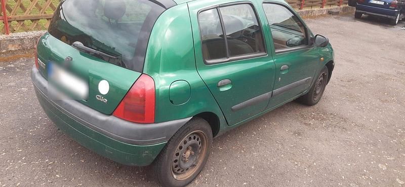 Gebraucht Renault Clio II 58 PS (42 kW) 2000 Grün Kleinwagen
