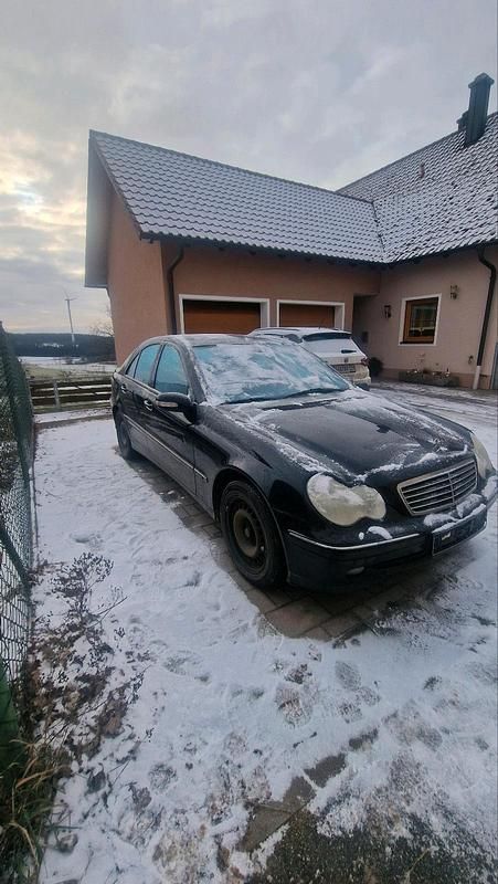 Schwarz Gebraucht 2003 Mercedes C180 Limousine | 950 € (Guter Preis) - Bild 1/4