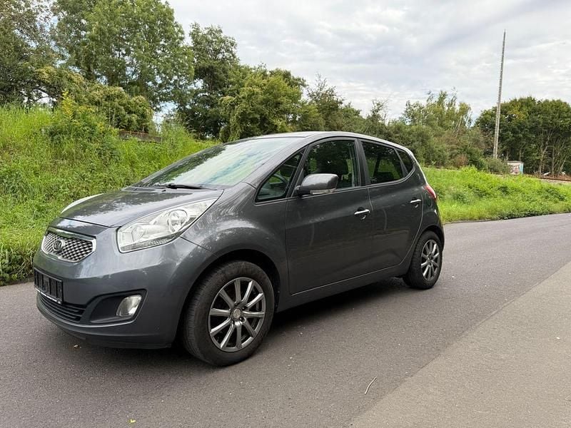Grau Gebraucht 2011 Kia Venga Spirit Kleinwagen | 6.499 € (Fairer Preis) - Bild 1/4
