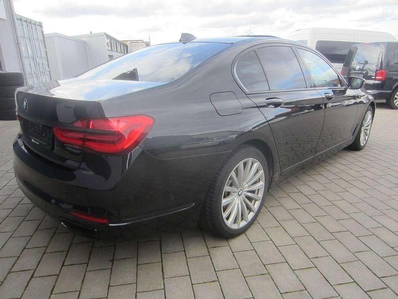 Gebraucht BMW 730 265 PS (194 kW) 2018 Black sapphire metallic Limousine