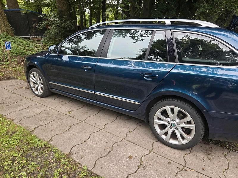 Gebraucht Skoda Superb 170 PS (125 kW) 2012 Blau Kombi