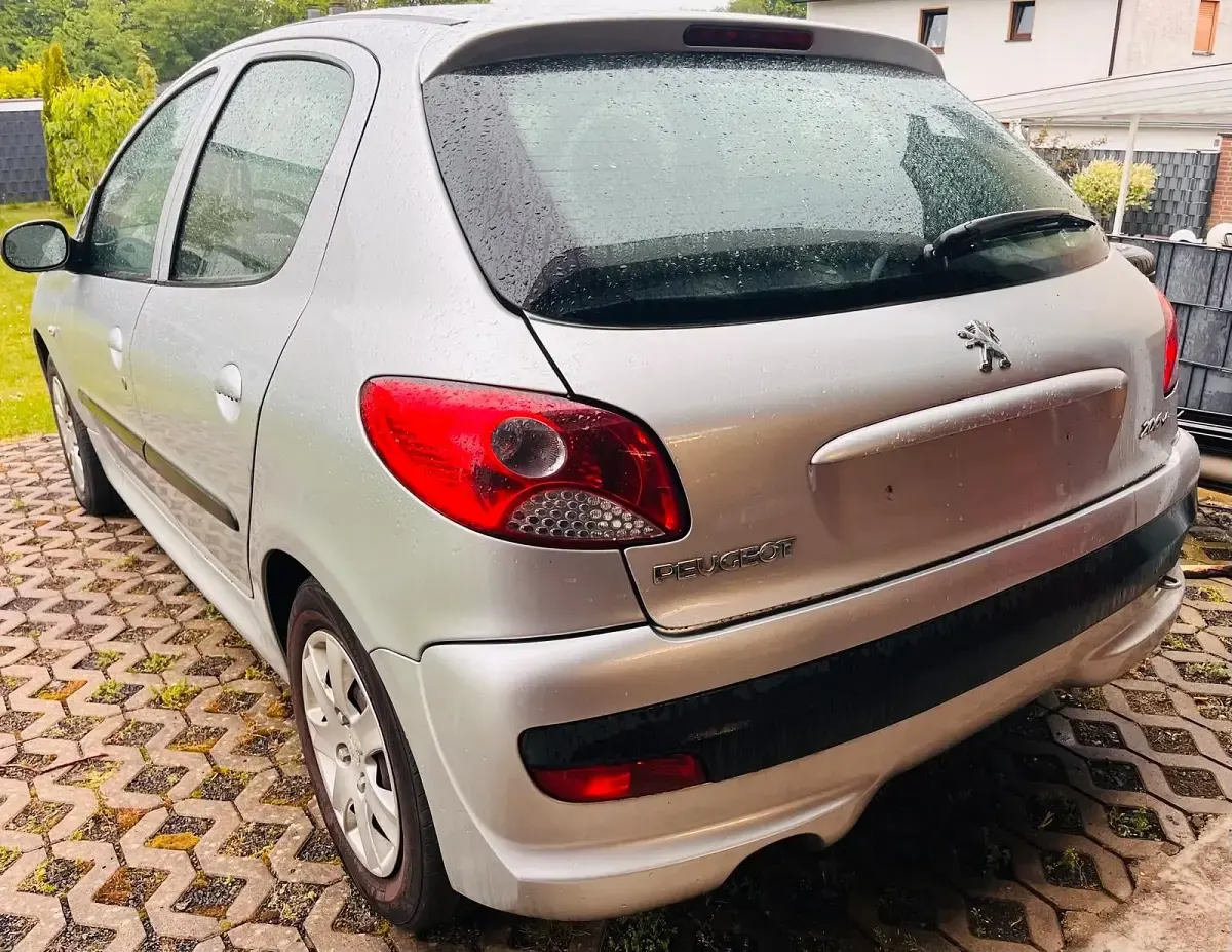 Gebraucht Peugeot 206+ 68 PS (50 kW) 2009 Silber Kleinwagen