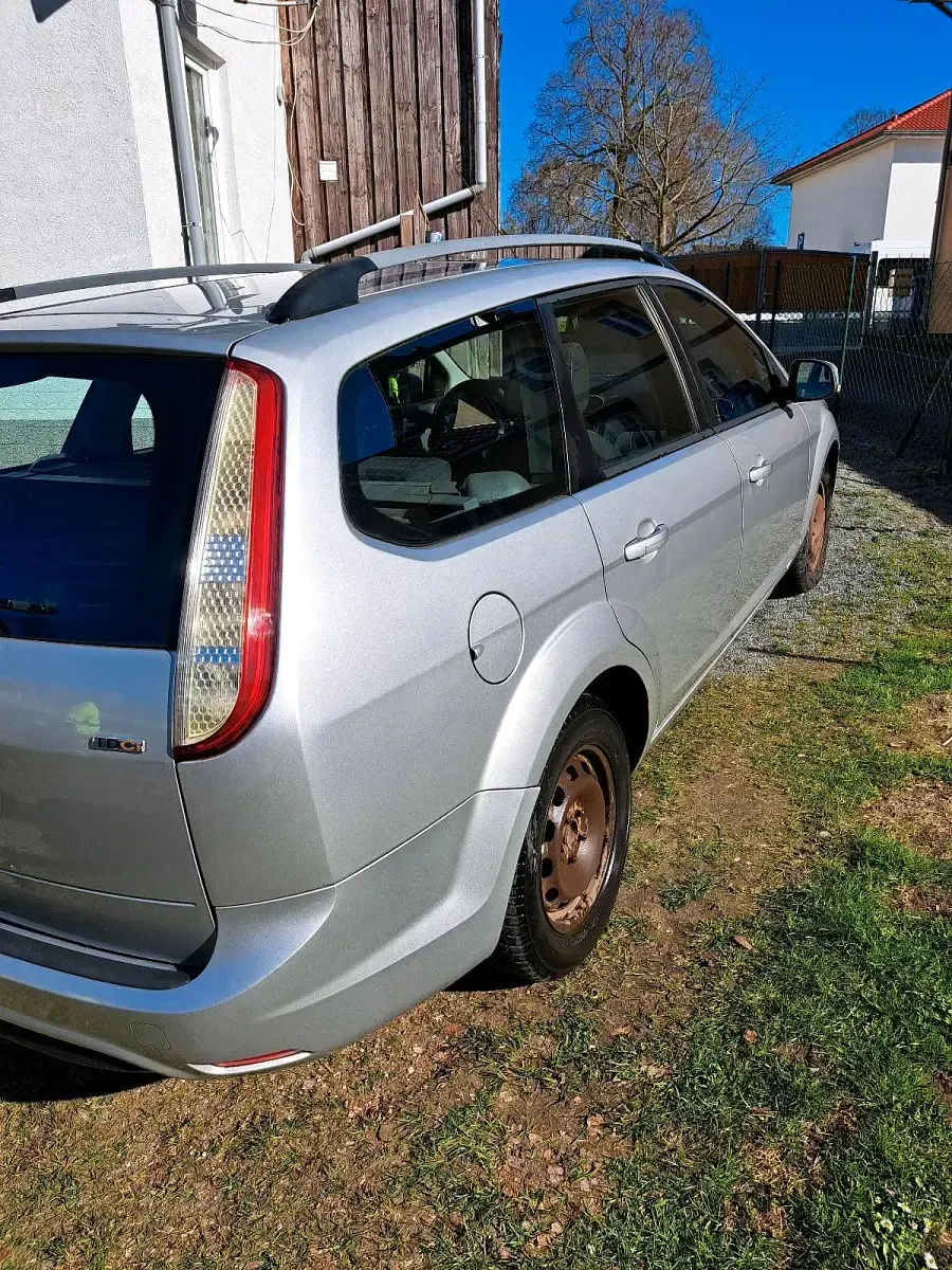 Usado Ford Focus 109 CV (80 kW) 2011 Plateado Familiar