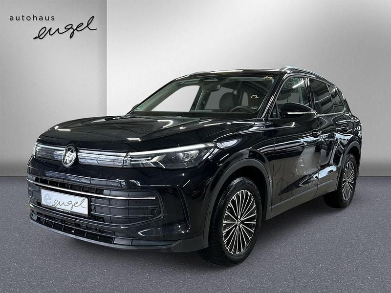 Deep black pearlescent Gebraucht 2025 VW Tiguan Design SUV | 35.859 € (Superpreis) - Bild 1/4