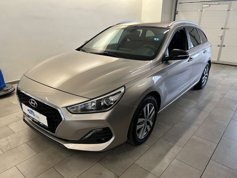 Weiß Gebraucht 2018 Hyundai i30 Passion Kombi | 10.980 € (Fairer Preis) - Bild 1/4