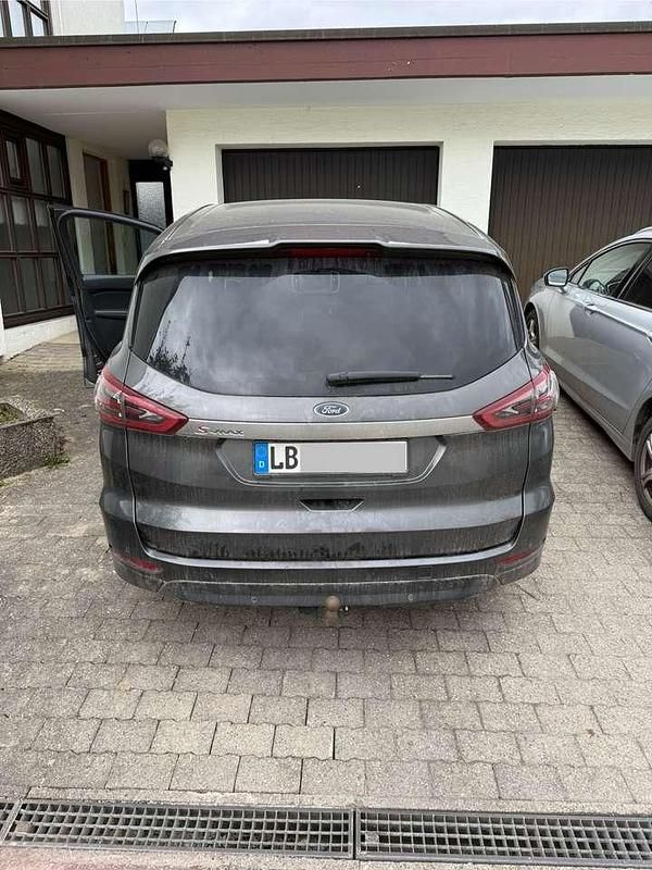 Grau Gebraucht 2016 Ford S-MAX Business Edition Van / Kleinbus | 9.800 € (Teuer) - Bild 1/4