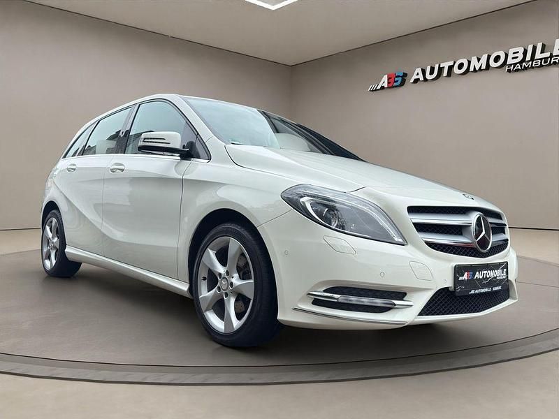Weiß Gebraucht 2012 Mercedes B180 Sport Van / Kleinbus | 12.250 € (Fairer Preis) - Bild 1/4