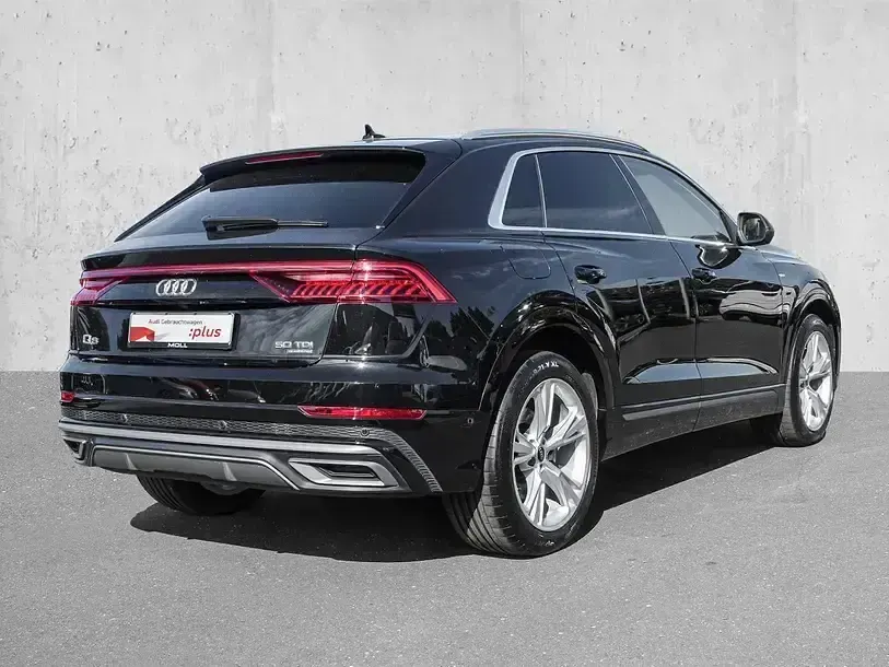 Używany Audi Q8 Ambiente 286 KM (210 kW) 2022 Czarny SUV