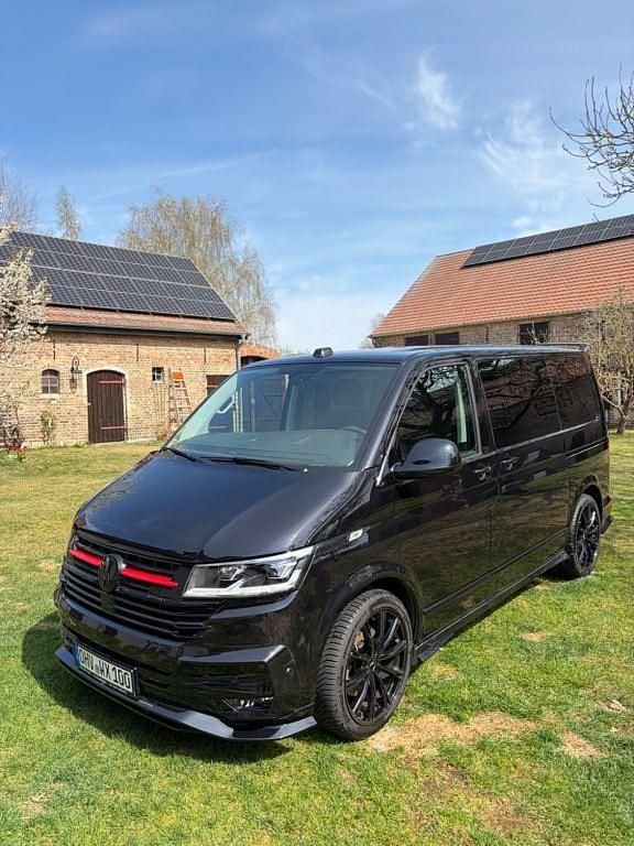 Second-hand VW Multivan Highline 230 CP (169 kW) 2024 Negru Monovolum