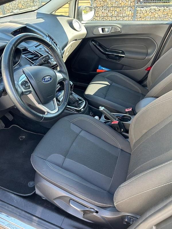 Gebraucht Ford Fiesta Titanium 101 PS (74 kW) 2016 Grau Kleinwagen