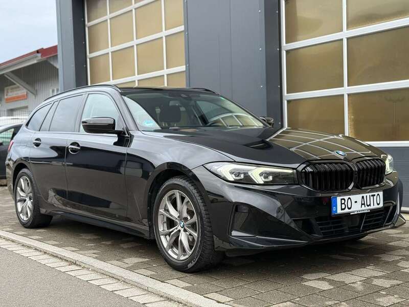 Black sapphire metallic Gebraucht 2023 BMW 320 Sport Line Kombi | 34.500 € (Fairer Preis) - Bild 1/4