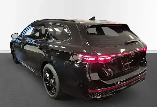 Gebraucht VW Passat R-line 150 PS (110 kW) 2024 Grenadillschwarz metallic Kombi