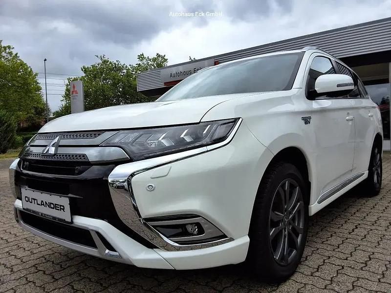 Andenweiß Gebraucht 2020 Mitsubishi Outlander P-HEV Plus SUV | 26.900 € (Etwas zu teuer) - Bild 1/4
