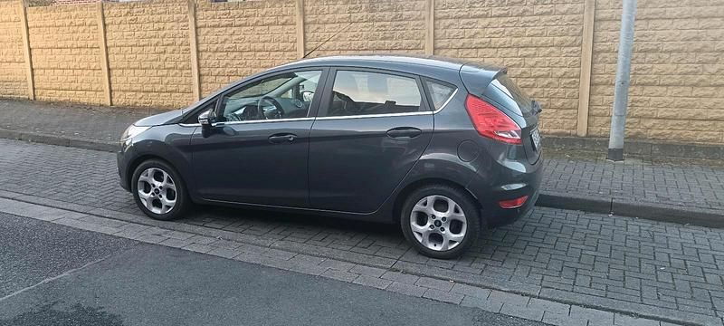 Gebraucht Ford Fiesta 92 PS (67 kW) 2010 Grau Kleinwagen