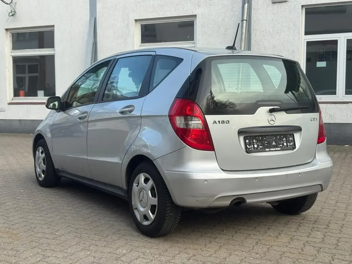 Gebraucht Mercedes A180 109 PS (80 kW) 2011 Silber Kleinwagen
