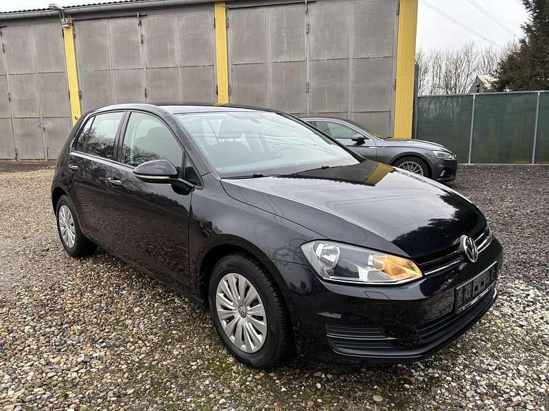 Gebraucht VW Golf VII Trendline 86 PS (63 kW) 2016 Deep black perleffekt Kleinwagen