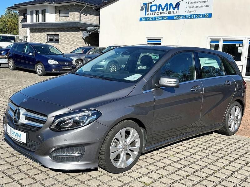 Grau Gebraucht 2016 Mercedes B200 Van / Kleinbus | 18.200 € (Fairer Preis) - Bild 1/4
