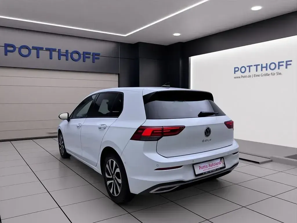 Gebraucht VW Golf VIII Active 150 PS (110 kW) 2023 Pure white Limousine