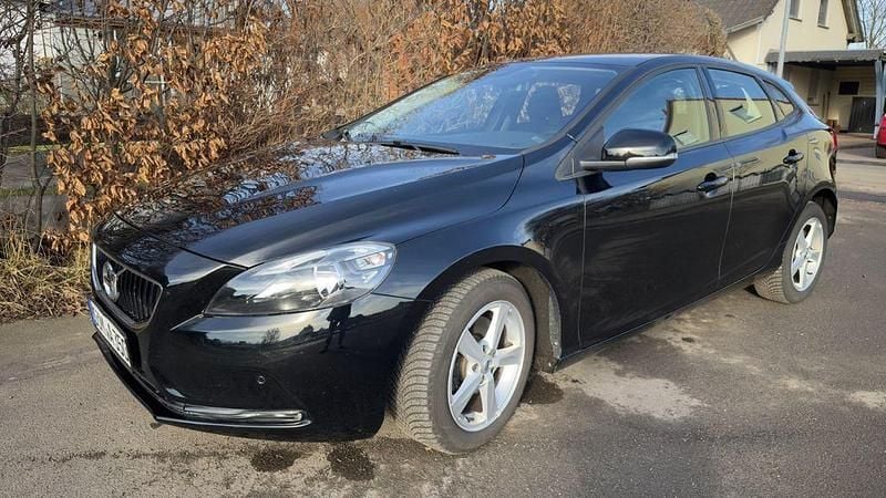 Schwarz Gebraucht 2017 Volvo V40 Kinetic Limousine | 13.300 € (Fairer Preis) - Bild 1/4