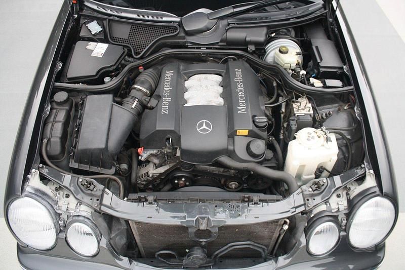 Second-hand Mercedes E320 Elegance 224 CP (164 kW) 2000 Gri Berlinǎ