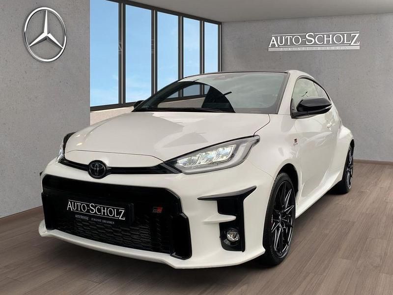 Weiß Gebraucht 2021 Toyota Yaris Limousine | 36.887 € - Bild 1/4