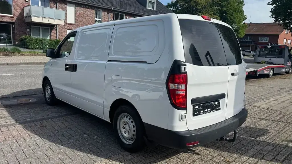 Gebraucht Hyundai H-1 170 PS (125 kW) 2018 Weiß Van / Kleinbus