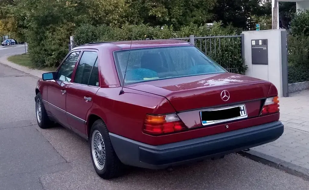 Gebraucht Mercedes E230 133 PS (97 kW) 1989 Rot Limousine