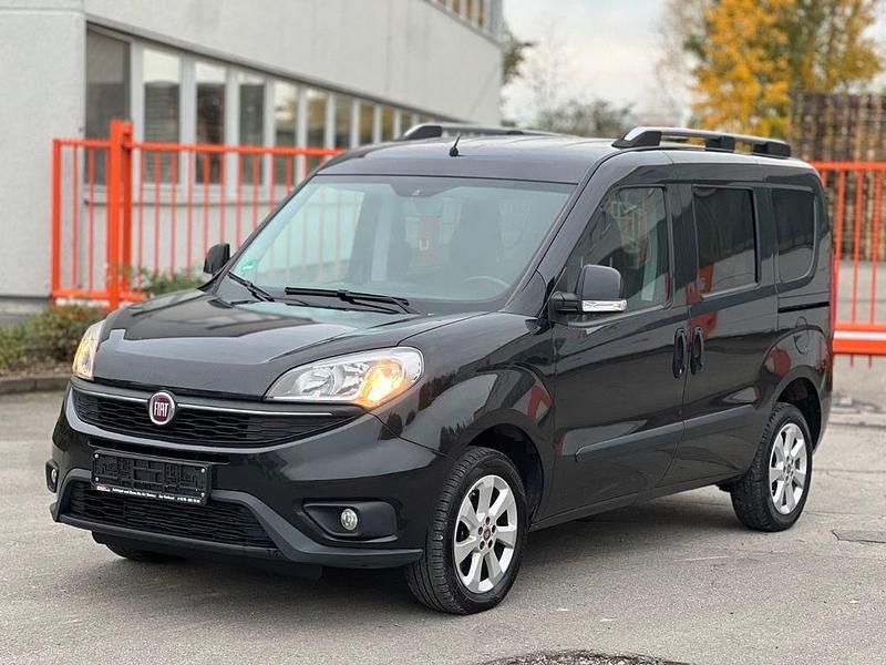 Schwarz Gebraucht 2017 Fiat Doblò Lounge Van / Kleinbus | 9.990 € (Fairer Preis) - Bild 1/4
